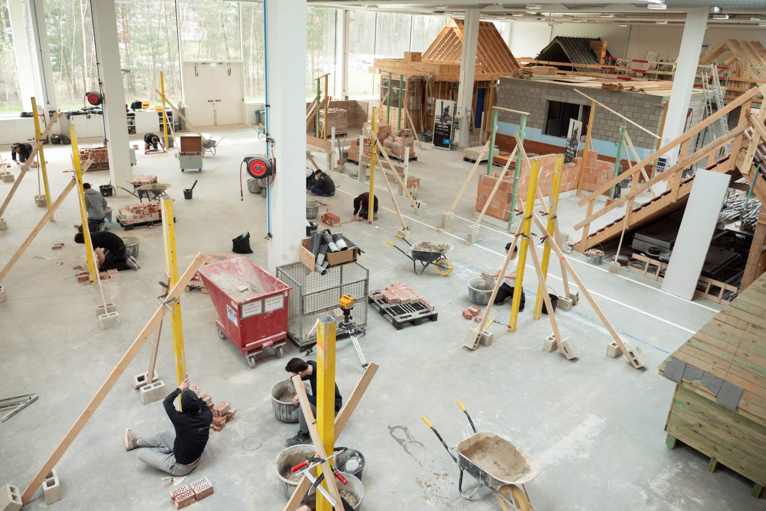 In ons bouwlab vind je uiteenlopende educatieve opstellingen om te leren werken in de bouw.