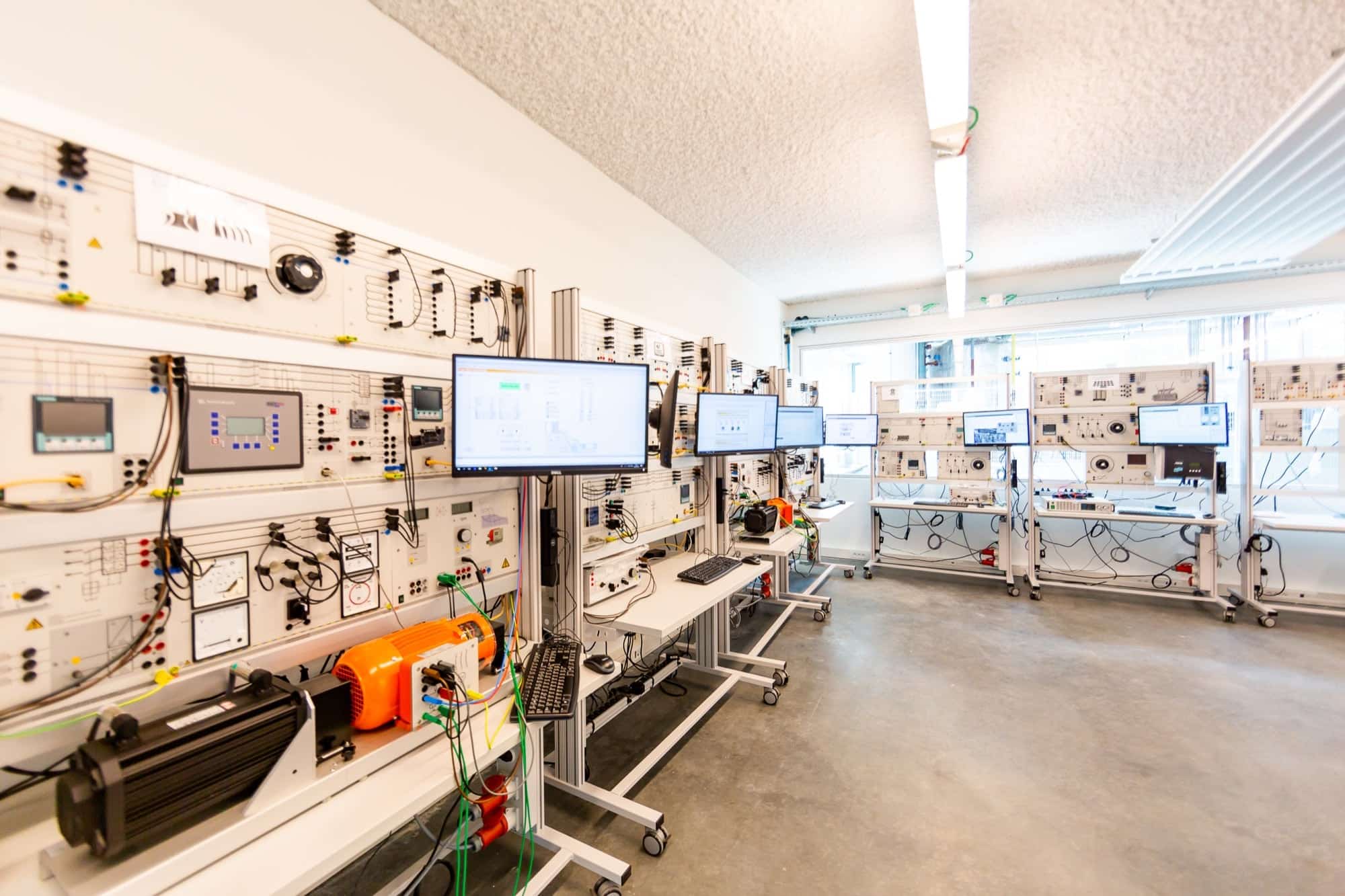 In het Smart Grid Lab werken trainees met productie, transport, verbruik en opslag van energie op een uniek, operationeel en compact elektriciteitsnet.